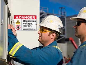 Sign warns workers of electrical danger